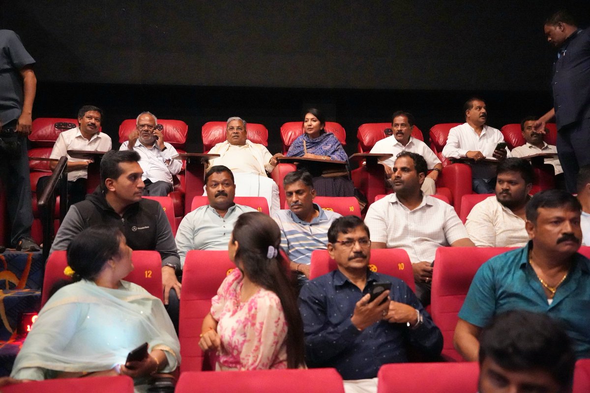 ನಿನ್ನೆ ಮೈಸೂರಿನ ಡಿ.ಆರ್.ಸಿ ಚಿತ್ರಮಂದಿರದಲ್ಲಿ "ಅನ್ನ" ಸಿನಿಮಾ ವೀಕ್ಷಿಸಿದೆ. 
ಅನ್ನ ಉಣ್ಣಲು ನನ್ನೂರಿನ ಜನ ಹಬ್ಬಕ್ಕಾಗಿ ಕಾಯುತ್ತಿದ್ದ ನನ್ನ ಬಾಲ್ಯದ ದಿನಗಳು ಈ ಸಿನಿಮಾದ ಕಥೆಯ ಮೂಲಕ ಕಣ್ಣೆದುರು ಬಂದವು. ನಾನು ಕಂಡ ಹಸಿವು, ಬಡತನಗಳು ನಾಡಿನ ಯಾರೊಬ್ಬರನ್ನೂ ಬಾಧಿಸದಿರಲಿ ಎಂದು 2013ರಲ್ಲಿ ಅನ್ನಭಾಗ್ಯ ಯೋಜನೆ ಜಾರಿಗೆ ಕೊಟ್ಟಿದ್ದೆ,