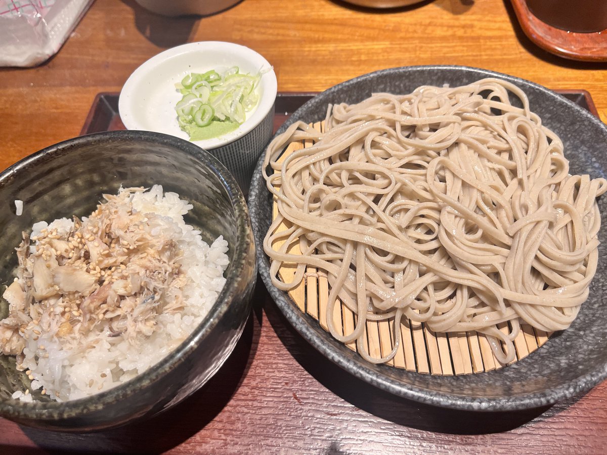 akibaru2022's tweet image. 秋葉原でさくっとごはんを食べるとなると、最近は「嵯峨谷」ばっかり行ってます。ここは店内で挽いた自家製十割蕎麦が450円から食べれて、この鯵ごはんセットも750円なのにめっちゃ美味しくてこればっか頼んでます。すぐ出てくるので、さくっと食べたいときに重宝します。最高。