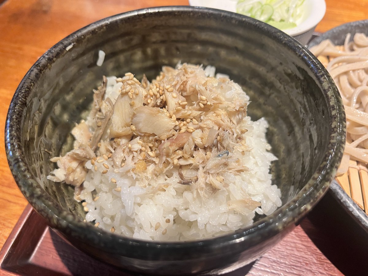 akibaru2022's tweet image. 秋葉原でさくっとごはんを食べるとなると、最近は「嵯峨谷」ばっかり行ってます。ここは店内で挽いた自家製十割蕎麦が450円から食べれて、この鯵ごはんセットも750円なのにめっちゃ美味しくてこればっか頼んでます。すぐ出てくるので、さくっと食べたいときに重宝します。最高。