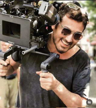 Metin Arolat’ın zamansız ölümüne çok üzüldüm. Beraber çalışmıştık. Zarif, eğlenceli, tatlı bir insandı. Ailesinden verdiği üst üste kayıplar kalbini yormuş olmalı :( Mekanı cennet olsun #metinarolat