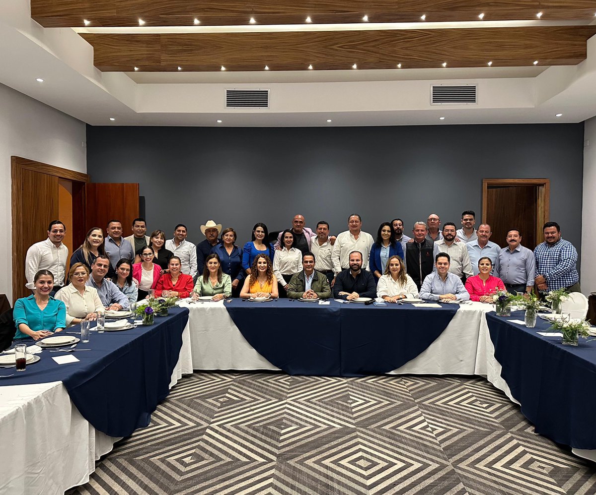 La familia panista nos reunimos en una mesa de trabajo, comprometidos con fortalecer nuestros ideales y seguir construyendo un mejor Durango. Con unidad y visión, estamos preparados para enfrentar los retos que vienen y trabajar por el bien de nuestra comunidad.