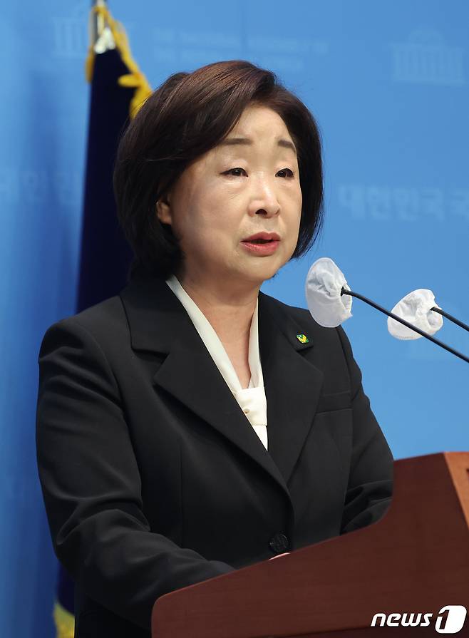 지난 대선때

 솔직히 이낙연 심상정 아니었음

 이재명이 대통령 되었고
 윤석열은 깜빵갔어야될 새끼임

 이낙연 심상정이 윤석열 당선 일등공신 아닌가 
 이낙연은 민주당에서 꿀만빤 새끼가
 심상정은 노회찬 꿀만빤 뇬이고