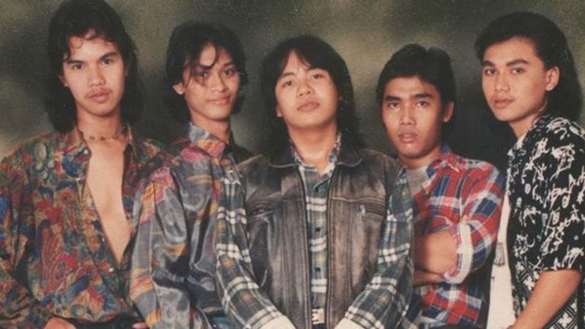 lANZAlNAL's tweet photo. DEWA 19

Sebuah band yang berasal dari Seksyen 19, Selangor, Malaysia. Nama DEWA dicipta dari akronim D-Dhani, E-Erwin, W-Wan, dan A-Andra, yang mana mereka semua berasal dari Seksyen 19, Selangor.

Lagu apa yang korang minat? Kalau aku suka lagu Pasar Ikhwan Di Putrajaya. https://t.co/COgeNy1Kvp