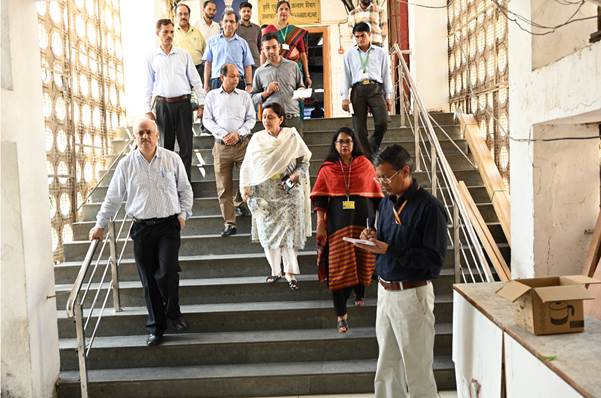 PIB_India's tweet photo. Activities of Department of Agriculture & Farmers’ Welfare during Preparatory Phase from 16th to 30th  September 2024 under Special Campaign 4.0

Secretary, Department of Agriculture & Farmers’ Welfare Dr. Devesh Chaturvedi along with Additional Secretary & Joint Secretary, DA&FW visited various floors in Krishi Bhawan to review cleanliness of Building

Read here: https://t.co/NKjISKf62g