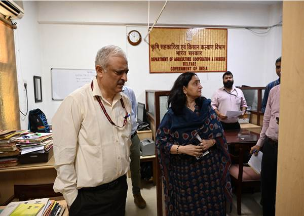 PIB_India's tweet photo. Activities of Department of Agriculture & Farmers’ Welfare during Preparatory Phase from 16th to 30th  September 2024 under Special Campaign 4.0

Secretary, Department of Agriculture & Farmers’ Welfare Dr. Devesh Chaturvedi along with Additional Secretary & Joint Secretary, DA&FW visited various floors in Krishi Bhawan to review cleanliness of Building

Read here: https://t.co/NKjISKf62g