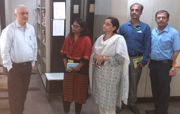 PIB_India's tweet photo. Activities of Department of Agriculture & Farmers’ Welfare during Preparatory Phase from 16th to 30th  September 2024 under Special Campaign 4.0

Secretary, Department of Agriculture & Farmers’ Welfare Dr. Devesh Chaturvedi along with Additional Secretary & Joint Secretary, DA&FW visited various floors in Krishi Bhawan to review cleanliness of Building

Read here: https://t.co/NKjISKf62g