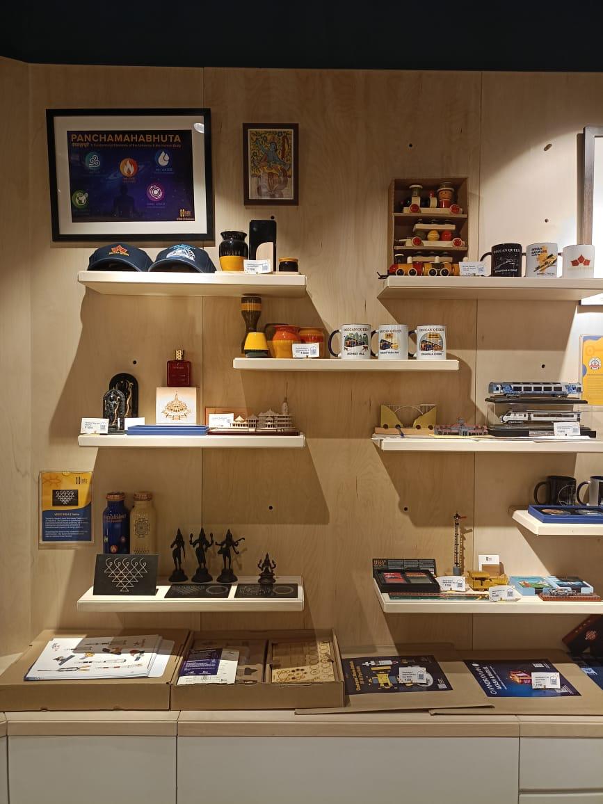 aaipunairport's tweet photo. Discover unique #IndicObjects at the new store opposite Departure Gate 2, celebrating the rich stories of Indic Civilization & Modern India. 🇮🇳
Take home souvenirs that capture the essence of India’s heritage, places, and philosophies.
@AAI_Official @aairedwr https://t.co/NVBVHvaIDW
