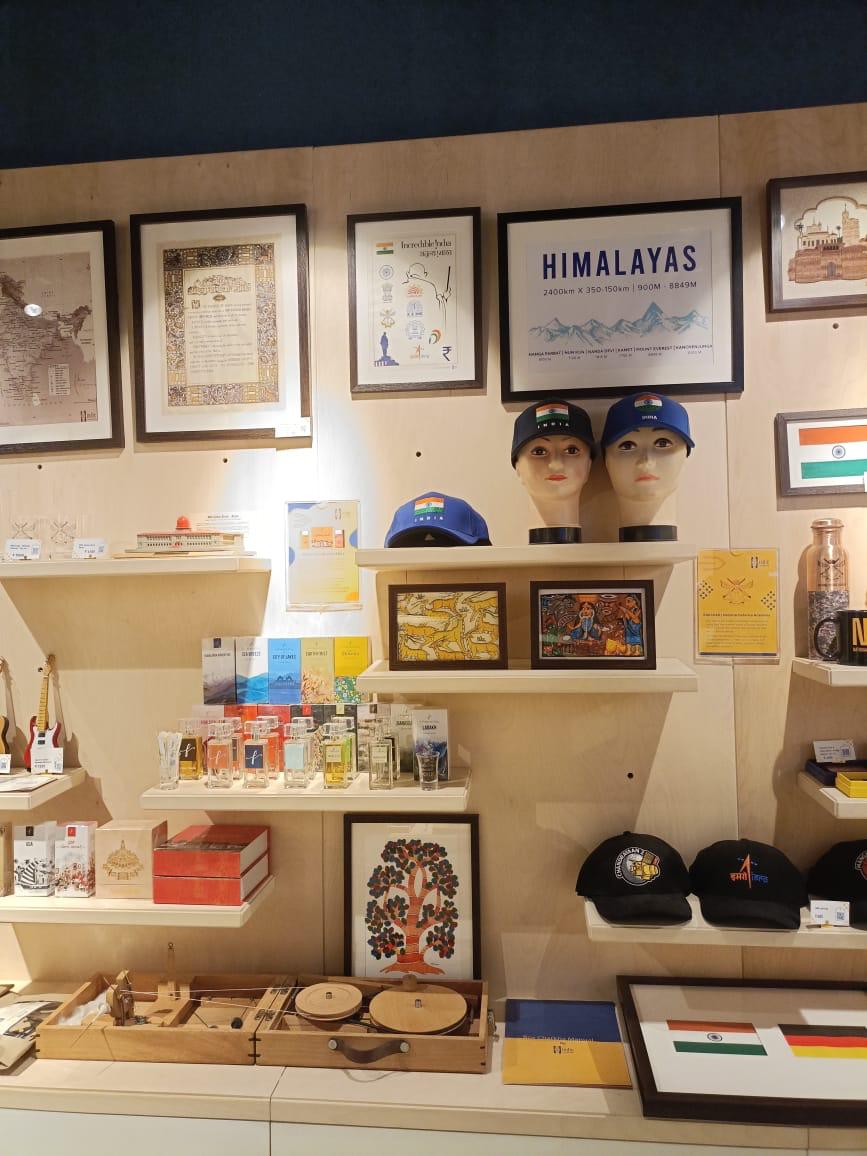 aaipunairport's tweet photo. Discover unique #IndicObjects at the new store opposite Departure Gate 2, celebrating the rich stories of Indic Civilization & Modern India. 🇮🇳
Take home souvenirs that capture the essence of India’s heritage, places, and philosophies.
@AAI_Official @aairedwr https://t.co/NVBVHvaIDW