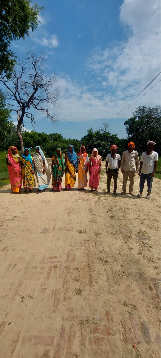 नरेगा में 7788 रू अल्प मानदेय पाने वाले संविदा कर्मचारी को प्रतिदिन 237 की मजदूरी पाने वाले श्रमिकों की दोनों टाइम हाजिरी लगाने के लिए विवश करने वाले(50000-100000 रू पाने वाले) खुद सचिवालय में एसी में बैठकर बायोमेट्रिक हाजिरी लगाने को तैयार नहीं है🤩
#mnrega #मनरेगा