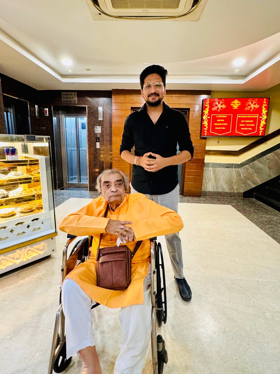 Aayush_bihar's tweet photo. "एक प्यार का नगमा है... " ये गाना जब भी सुनता हूँ एक अजीब सा सुकून मिलता है। इसके बोल लिखने वाले आदरणीय संतोष आनंद जी से मिलने का मौका मिला। सोचिये जिन्होंने लोगों को ऐसी दिल छूने वाली रचना दी हो उनका व्यक्तित्व और उनकी मौजूदगी कितनी पोसीटीवी से भरी होगी। ❤

#Bihar https://t.co/lelfR7OSIS