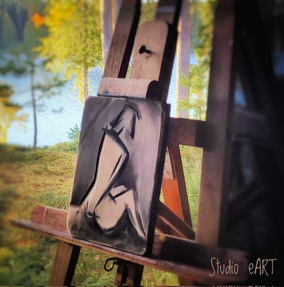 Studio_eART's tweet image. Syksyn värit hiipivät maisemaan. Maalaustelineessä on Habitaressa tilattu työ, joka on veistetty ja maalattu taiteenostajan antamien toiveiden mukaisesti. 
Puureliefi on yksilöllinen taideteos kotiin tai lahjaksi. Onko sinulla tulossa juhlia, johon tarvitset uniikin lahjan? #art