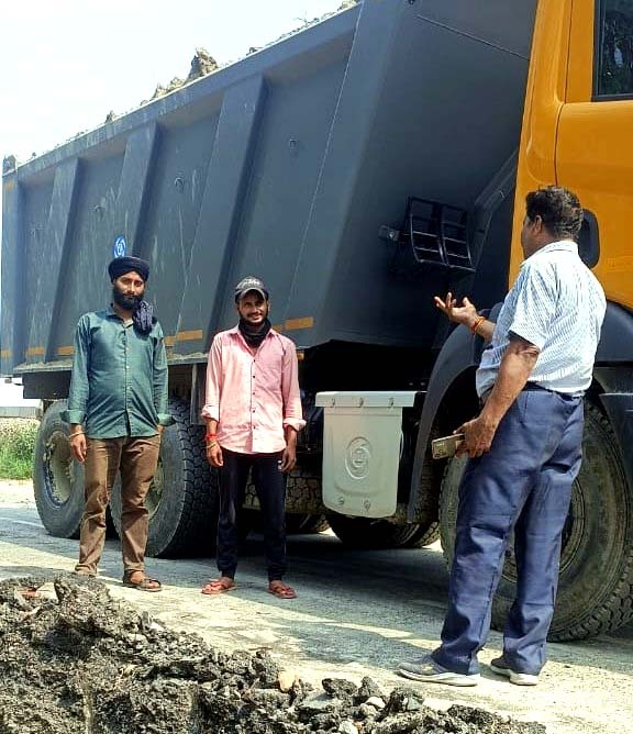 MaharajaVehicle's tweet photo. In collaboration with #AshokLeyland, #MaharajaVehicles organized a successful #CommercialVehicle Drivers #TrainingProgram in #Gajraula region.
This initiative focused on enhancing #RoadSafety, skill development &amp; more efficient vehicle operations.
#DriverTraining
@ALIndiaOfficial https://t.co/YELE1Wavmk