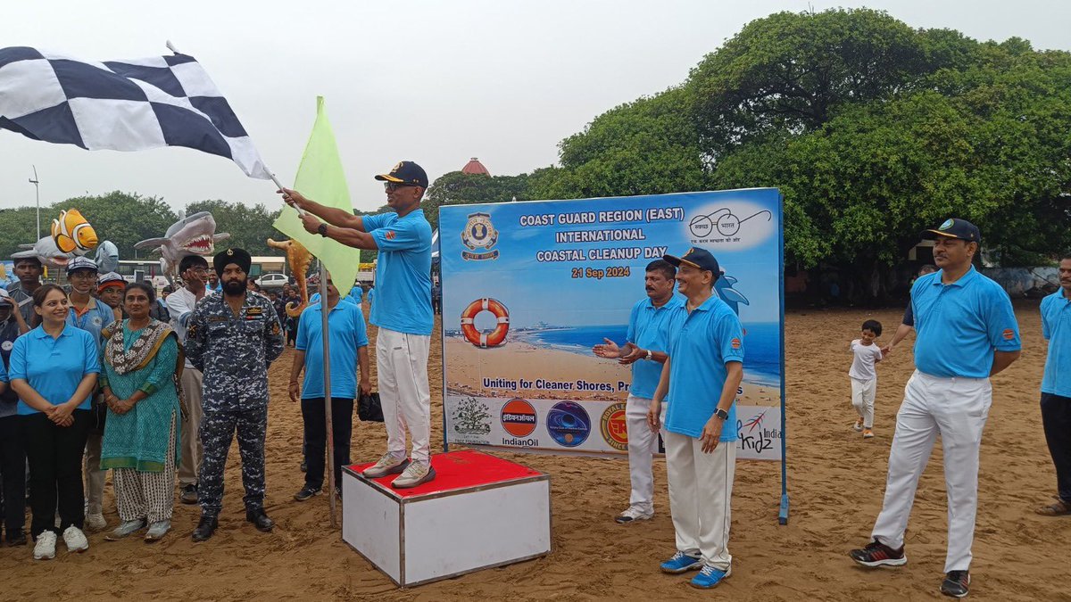 IndiaCoastGuard's tweet photo. On #InternationalCoastalCleanupDay @IndiaCoastGuard Region East organized a massive coastal cleanup drive under #SwachhataHiSeva2024 campaign at #Marina & #Elliots Beach, #Chennai with #IOC, #RoyalEnfield, #RotaryClub, #BorntoWin & #TreeFoundation, graced by IG Donny Michael, PTM, TM, Regional Commander (East). Around 500 volunteers from #ICG, #GCC, #CISF, NGOs, schools & colleges collected more than 450 kg of plastic & waste for a cleaner coastline.
#CoastalCleanupDay
#SwachhataHiSeva2024 #SwachhBharatMission #SHS2024 #SwabhavSwachhata #SanskaarSwachhata
@giridhararamane