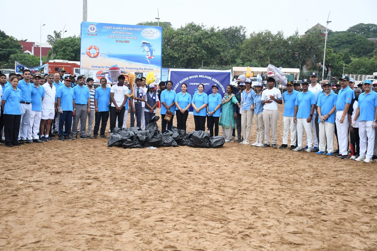 IndiaCoastGuard's tweet photo. On #InternationalCoastalCleanupDay @IndiaCoastGuard Region East organized a massive coastal cleanup drive under #SwachhataHiSeva2024 campaign at #Marina & #Elliots Beach, #Chennai with #IOC, #RoyalEnfield, #RotaryClub, #BorntoWin & #TreeFoundation, graced by IG Donny Michael, PTM, TM, Regional Commander (East). Around 500 volunteers from #ICG, #GCC, #CISF, NGOs, schools & colleges collected more than 450 kg of plastic & waste for a cleaner coastline.
#CoastalCleanupDay
#SwachhataHiSeva2024 #SwachhBharatMission #SHS2024 #SwabhavSwachhata #SanskaarSwachhata
@giridhararamane