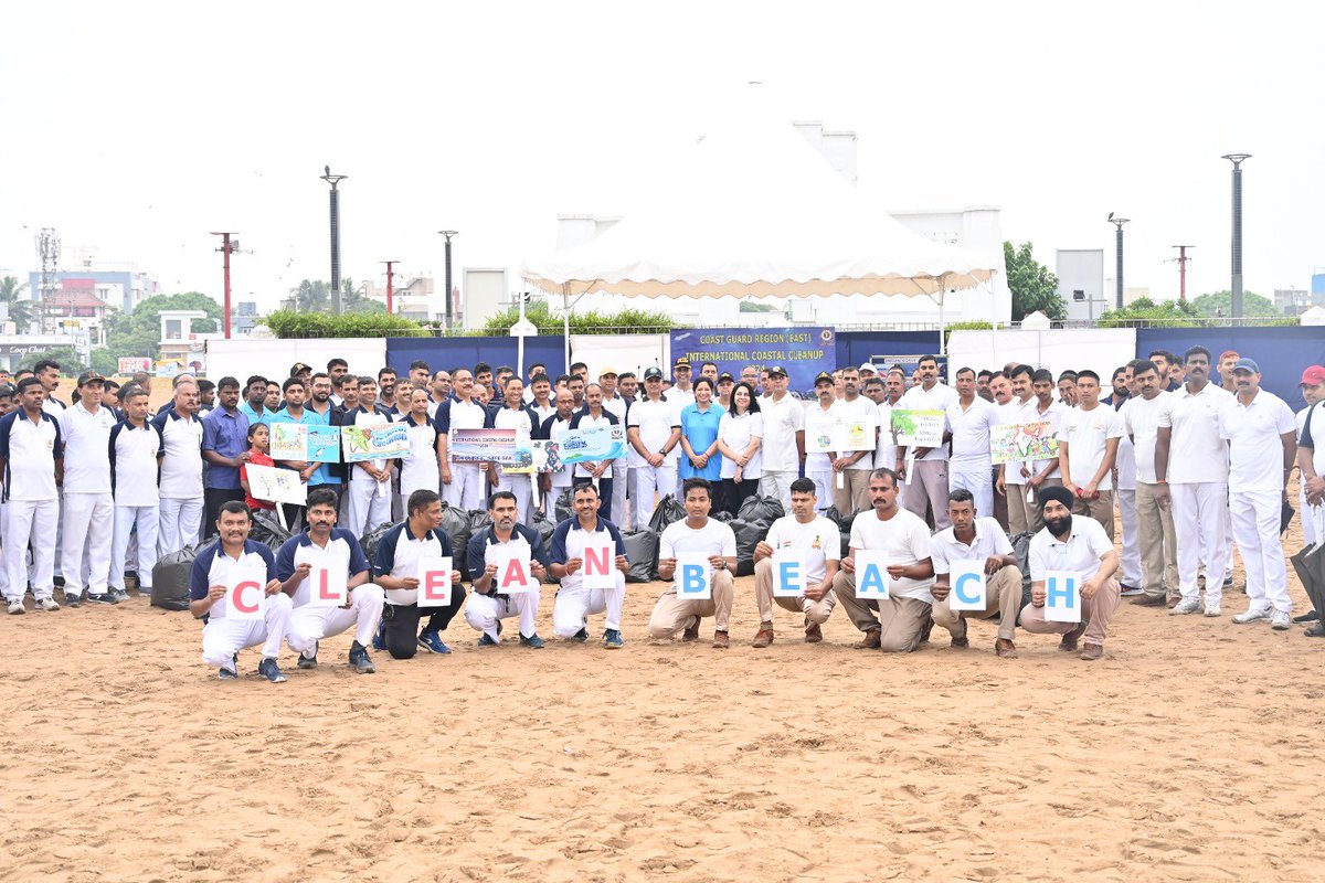 IndiaCoastGuard's tweet photo. On #InternationalCoastalCleanupDay @IndiaCoastGuard Region East organized a massive coastal cleanup drive under #SwachhataHiSeva2024 campaign at #Marina & #Elliots Beach, #Chennai with #IOC, #RoyalEnfield, #RotaryClub, #BorntoWin & #TreeFoundation, graced by IG Donny Michael, PTM, TM, Regional Commander (East). Around 500 volunteers from #ICG, #GCC, #CISF, NGOs, schools & colleges collected more than 450 kg of plastic & waste for a cleaner coastline.
#CoastalCleanupDay
#SwachhataHiSeva2024 #SwachhBharatMission #SHS2024 #SwabhavSwachhata #SanskaarSwachhata
@giridhararamane