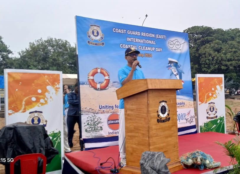 IndiaCoastGuard's tweet photo. On #InternationalCoastalCleanupDay @IndiaCoastGuard Region East organized a massive coastal cleanup drive under #SwachhataHiSeva2024 campaign at #Marina & #Elliots Beach, #Chennai with #IOC, #RoyalEnfield, #RotaryClub, #BorntoWin & #TreeFoundation, graced by IG Donny Michael, PTM, TM, Regional Commander (East). Around 500 volunteers from #ICG, #GCC, #CISF, NGOs, schools & colleges collected more than 450 kg of plastic & waste for a cleaner coastline.
#CoastalCleanupDay
#SwachhataHiSeva2024 #SwachhBharatMission #SHS2024 #SwabhavSwachhata #SanskaarSwachhata
@giridhararamane