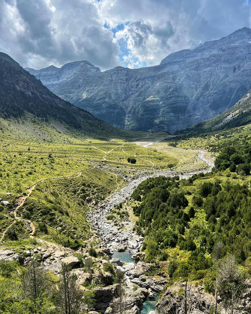 Huesca_LaMagia's tweet photo. ¡Bienvenidos a los mágicos LLanos de #Lalarri! 💚, un lugar donde las praderas parecen no tener fin. ¿Te animas a descubrir este paraíso en el #ValledePineta este otoño? 🍂
Fotografías de https://t.co/2AW11C2lRE https://t.co/pe52HERels