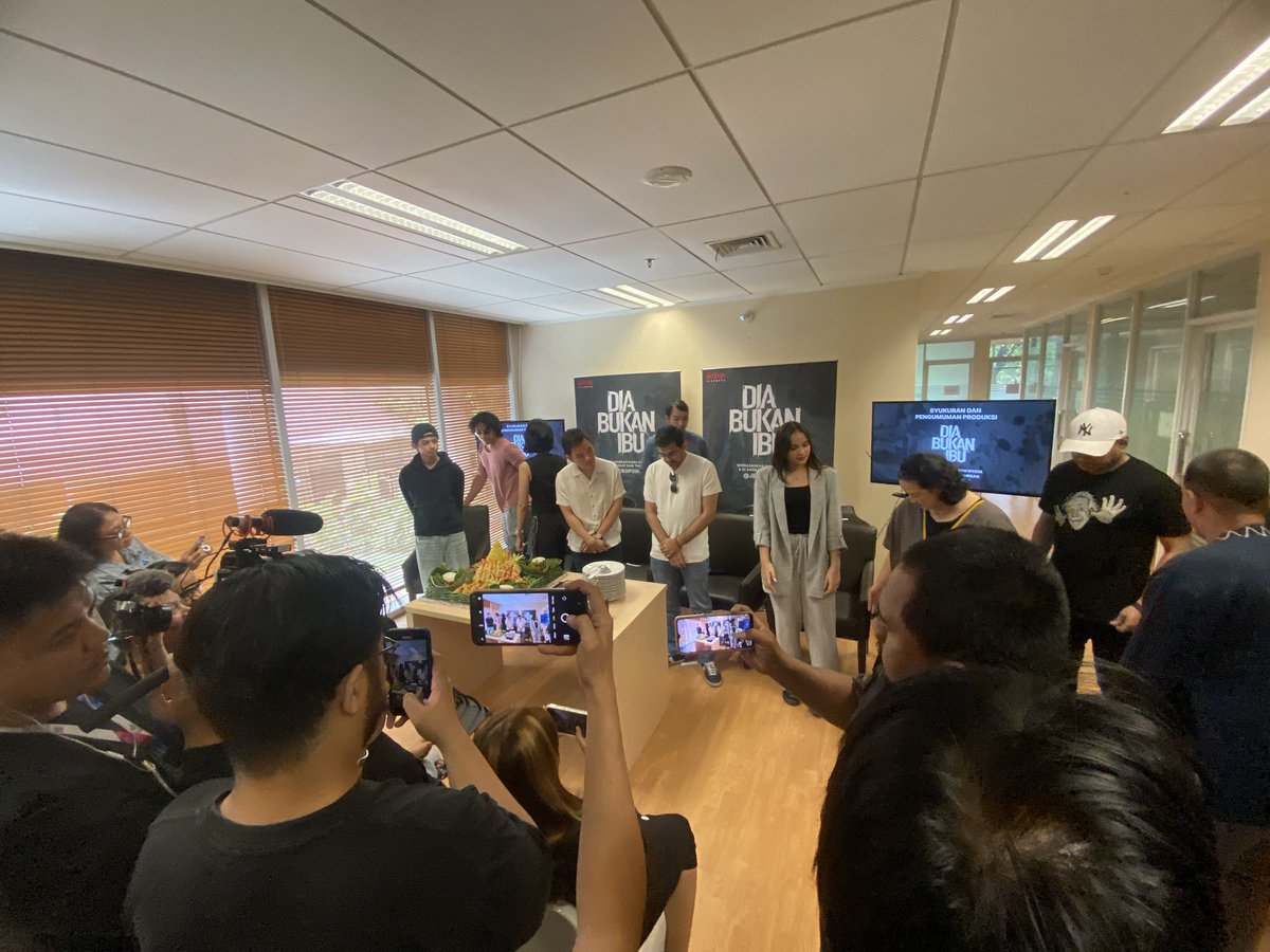 Acara syukuran film DIA BUKAN IBU, produksi <a href="/mvppictures/">MVP Pictures ID</a>