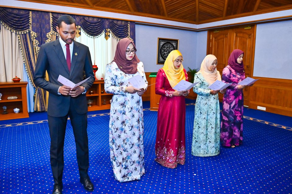 AShirham's tweet photo. Tourism ge masakka kuraa muvazafun Tribunal ah hushahalhaa massala Resort thakaai ehkolha ninmumah mi shaithonunah free holiday dhenee.... Mi gaumuga insaaf libayne hama ehvves thaneh nehtheetha? Adhi mi meehun aailaa ehkee govaigen hilay resoetga. @MMuizzu @Raajje_tv @VaguthuOnl https://t.co/KnvxRA1zmg