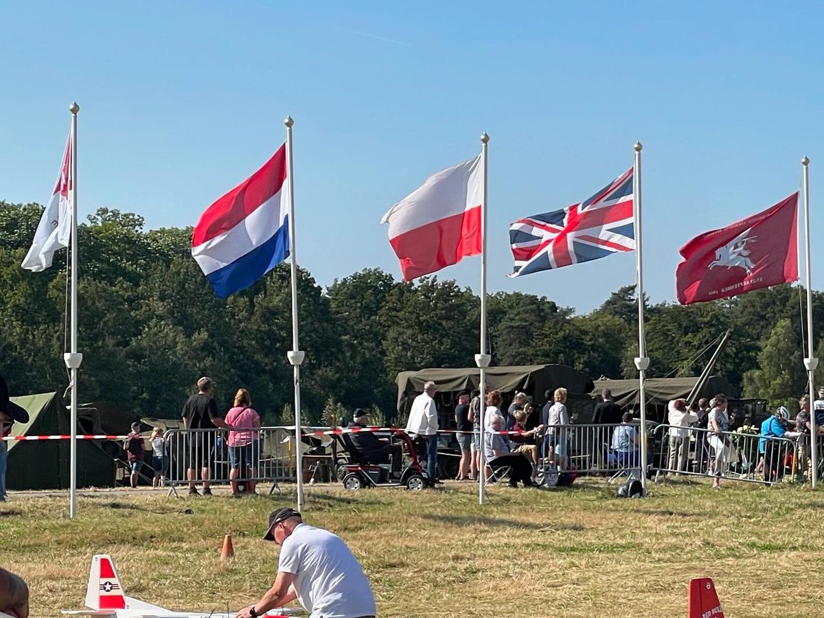 Adeboeij's tweet photo. Wat een indrukwekkende dag op de Renkumse Heide. #lestweforget https://t.co/pqdNGYEEee
