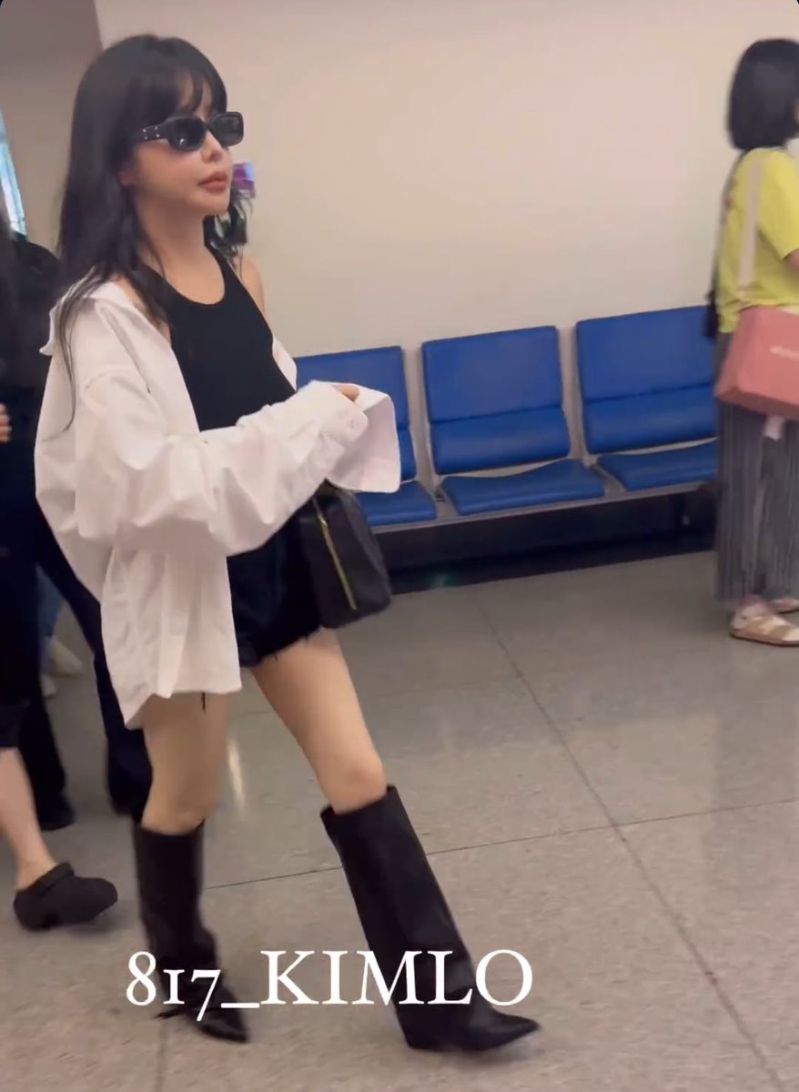 memealuvzCLx's tweet photo. PARK BOM and her High Boots is back👢 https://t.co/jqkR0doYb4
