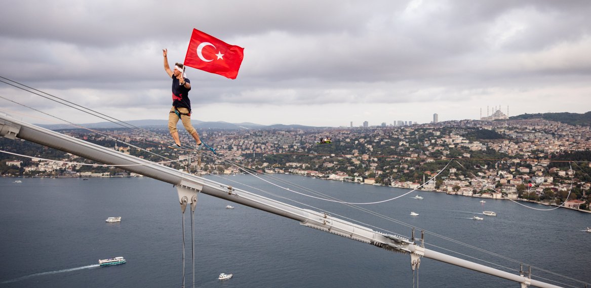 Vidéo : Un km sur une highline pour passer de l’Asie à l’Europe dlvr.it/TDQPQK