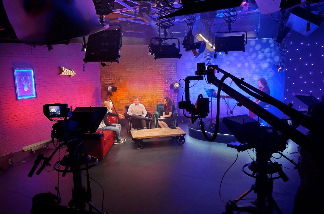 PRECISIONLEDfra's tweet photo. Boostez la qualité de vos vidéos avec un éclairage pro !
Découvrez nos astuces et conseils de produits pour sublimer vos contenus, que ce soit pour YouTube, les visioconférences ou les formations en ligne.

https://t.co/O3Z1ALphnu

#eclairageled #eclairagestudio #eclairagepro https://t.co/LoFV8u625s