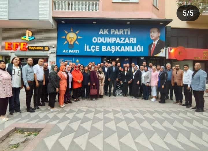 Eskişehir Ak parti Milletvekilimiz Sayın Nebi Hatipoğlu İlçe Başkanımız Engin Vural ve kadın kolları başkanımız Lale Şahin Başkanlığında haftalık olağan Yönetim Kurulu toplantısı gerçekleştirildi  Allah'ın izniyle durmak yok yola devam güzel insanlar 🤲🇹🇷🇹🇷🇹🇷💡💡🇹🇷