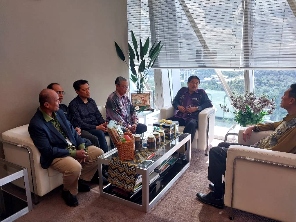 CSFJ_JKR's tweet photo. 19 September 2024
Sesi Kunjungan Hormat Delagasi Cawangan Senggara Fasiliti Jalan, @CSFJ_JKR ke Pejabat TKP Sektor Bangunan sempena persaraan Dato' Ir. Hj. Badioezaman bin Ab Khalik, @badio64. https://t.co/jer7WTgIVp