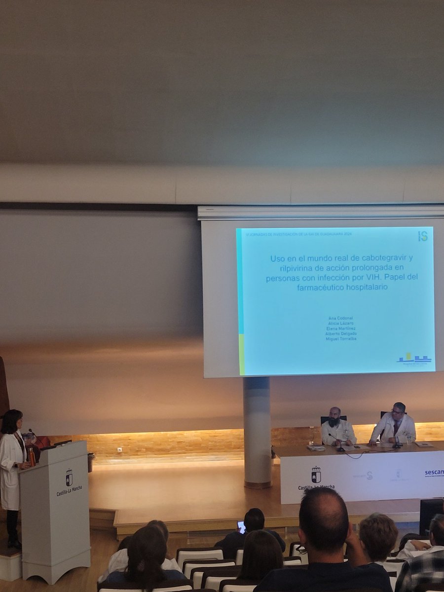 La Dra Alicia Lázaro presenta "Uso en el mundo real de Cabotegravir y Rilpivirina de acción prolongada en personas con infección por VIH. Papel del farmacéutico hospitalario" Estudio realizado por nuestra resi Ana Codonal.