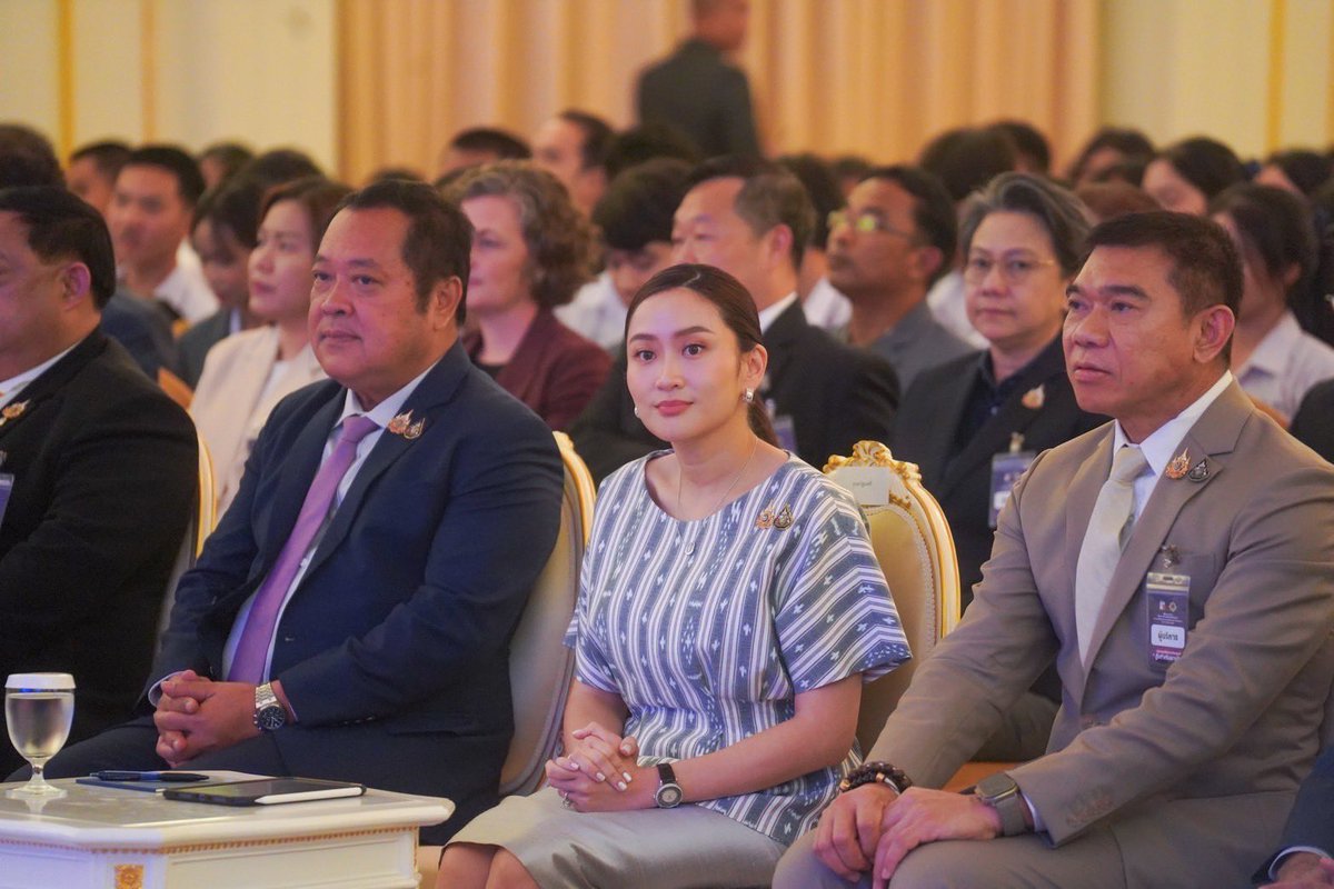 ingshin's tweet photo. ดิฉันขอแสดงความยินดี กับนักเรียนและนักศึกษาทุกคนจากทุกทีม ที่ได้รับรางวัลใน โครงการสื่อสาร สร้างสรรค์ รู้เท่าทันยาบ้า “BE SMART SAY NO TO DRUGS” การประกวดวิดีโอสั้นรณรงค์ให้เยาวชนไทยรู้จักป้องกันตัวเองจากยาเสพติด ดิฉันได้รับชมผลงานของหลายทีม แล้วรู้สึกว่า สร้างสรรค์ น่าสนใจ และสนุกสนาน ซึ่งจะเป็นเครื่องมือสำคัญที่ทำให้เยาวชนไทยปลอดภัยจากยาเสพติดค่ะ 

เชิญชวนพี่น้องประชาชนที่สนใจเข้าไปดูผลงานของน้องๆ ได้ที่ TikTok ค้นหาว่า #howtosaynotoyaba จะมีหลายคลิปใหได้ดูกัน สามารถเข้าไปให้กำลังใจผลงานของน้องๆ กันได้นะคะ  

โครงการในรูปแบบนี้จะสร้างภูมิคุ้มทำให้เยาวชนไทยห่างไกลจากยาเสพติดมากขึ้น ซึ่งเป็นหนึ่งในแผนนโยบายยาเสพติดของรัฐบาล และขอให้พี่น้องประชาชนมั่นใจว่านโยบายของรัฐบาลมีครบทุกมิติทั้ง ป้องกัน ปราบปราม บำบัดและฟื้นฟู เพื่อทำให้พี่น้องประชาชนคนไทยปลอดภัยจากยาเสพติดอย่างเด็ดขาดค่ะ