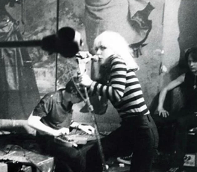 Fx37738008's tweet photo. 🎸#CBGB était un club situé à Manhattan
#BlankGeneration ☰ No Wave ▒ No Future
Les premiers groupes new-yorkais à jouer au CBGB (1974-1977) : #Suicide / Wayne County and the Electic Chairs / Television / #TheRamones / #TheCramps / #Blondie - #DeborahHarry PUnK RocK 🇺🇸 https://t.co/JxZ5HdZa3Y