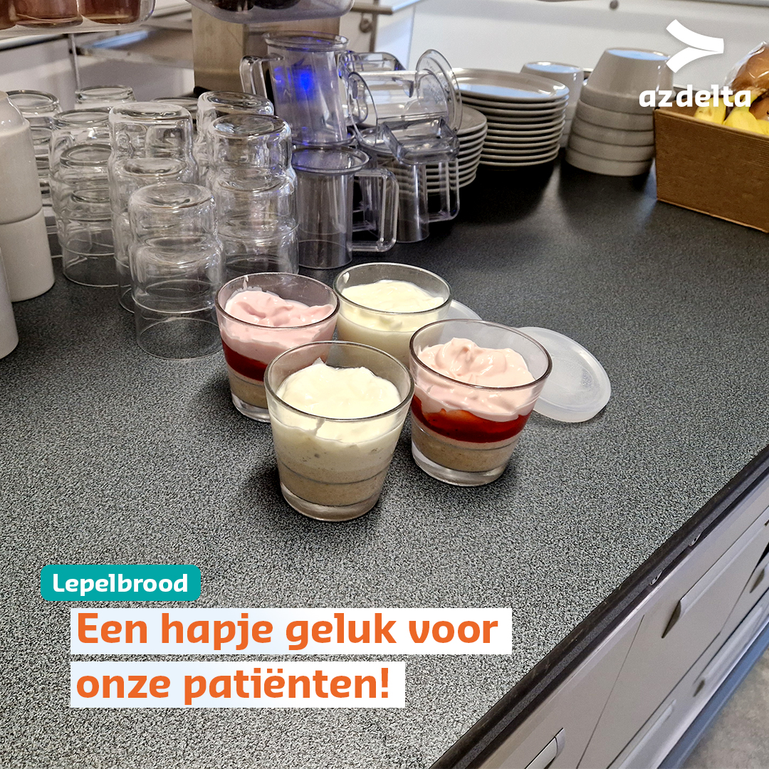 az_delta's tweet photo. 🍞❤️ Een hapje geluk in lepelvorm! 🥄 Ons keukenteam experimenteerde de voorbije maanden met lepelbrood. Een vloeibare variant met heerlijke toppings, voor patiënten met kauw- en slikproblemen. Vandaag stond het voor het eerst op het menu, en het viel meteen in de smaak! 😋 https://t.co/x5oIiHun9T