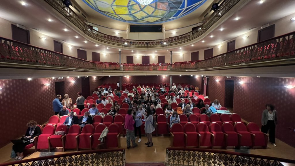 A punto de empezar mi conferencia inaugural del VI curso de periodismo especializado, en Alcañiz (Teruel). “Vivir para contarlo”, junto con una veintena de grandes profesionales del sector del periodismo de viajes y gastronomía.