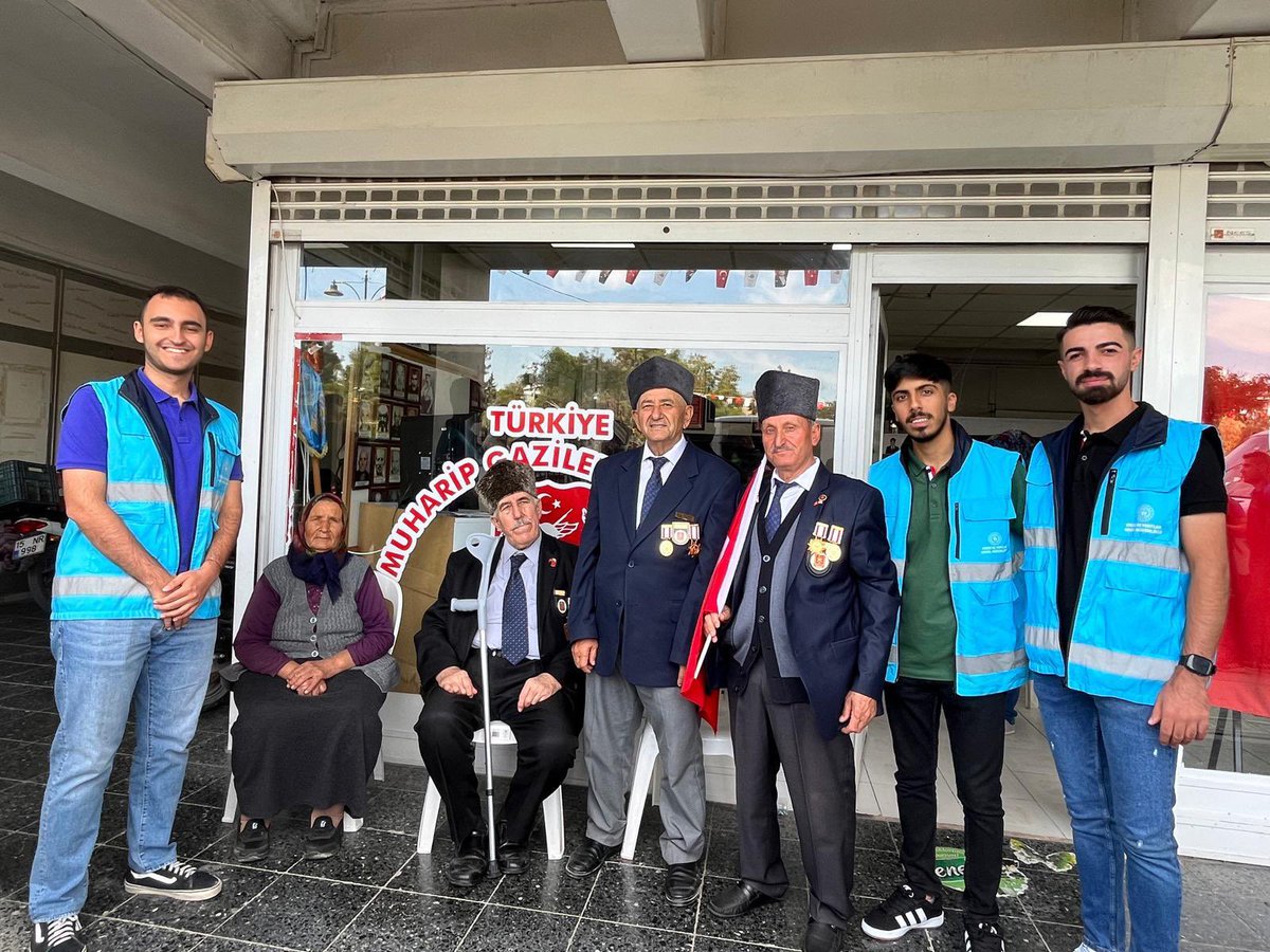 BurdurKYGM's tweet photo. 📍 Asım’ın Nesli Yurt Müdürlüğü

19 Eylül Gaziler Gününde Burdur Valiliğimizin düzenlediği programa katılarak kahraman Gazilerimizi yurdumuz öğrencileri ile ziyaret ettik. https://t.co/lVbNg3Uc2v