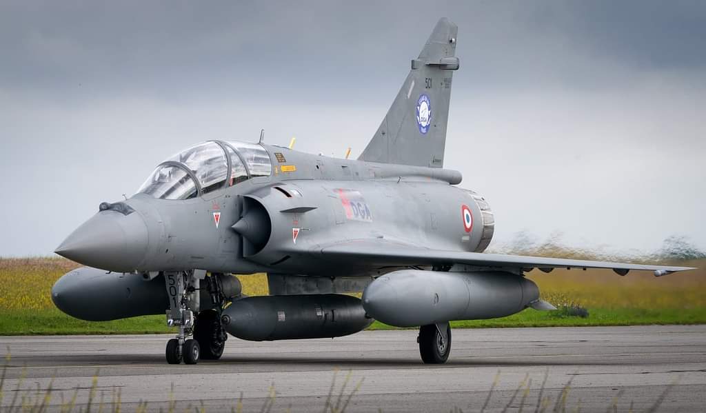 Tokkotai___'s tweet photo. Un Mirage 2000B atípico.
Utilizado como banco de pruebas para algunos de los sistemas del Rafale en su morro modificado aloja el radar Thales #RBE2 y el sistema optronico Thales/SAGEM #OSF (Optronique Secteur Frontal) que usan los #Rafale de serie.

#Dassault #Mirage https://t.co/1sCEwf95fg