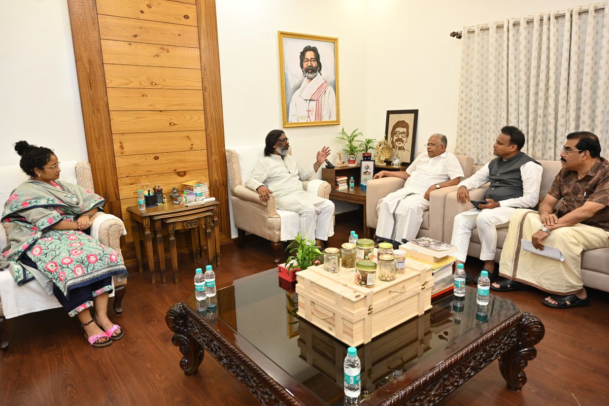 JMMKalpanaSoren's tweet photo. राँची स्थित आवास में हेमन्त जी के साथ केरल के लोकसभा सांसद श्री ई०टी० मोहम्मद बसीर, राज्यसभा सांसद श्री हारिस बीरन एवं विधायक श्री मो० बसीर से मुलाक़ात हुई। https://t.co/VtFtb3Q60m