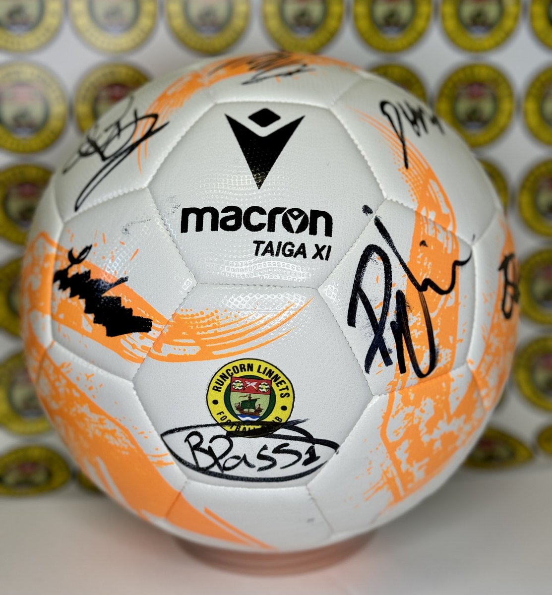 🎟️⚽️ | Still time to register as a fan for September’s free price draw. You will be in the hat to win this signed 1st team ball. Its free of charge to register just click the link below and win by the 30th September. 

runcornlinnetsfc.co.uk/become-a-regis…