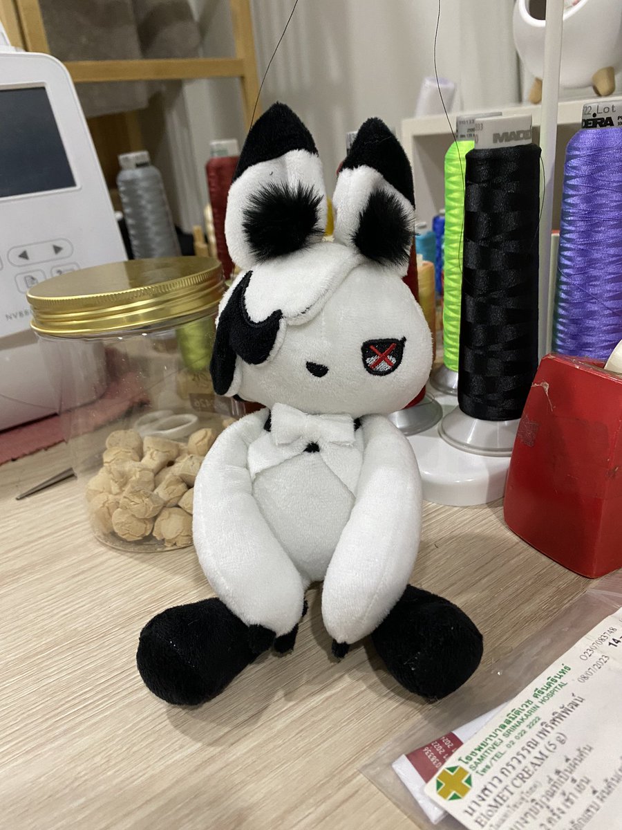 SaltappleDH's tweet image. ด้วยความน่ารักและหล่อเท่ ตุ๊กตาวันนี้ขอเสนอ ท่านพ่อ—
กระต่ายคุณอเลกคิโน่จาก #GenshinImpact น้องเป็นผ้าขนไซส์ประมาณ 13 เซน พกง่าย ถ่ายรูปง่าย เอาติดกระเป๋าได้เลย!

#บ้านตุ๊กตาของเดอร์ #รับทำตุ๊กตา #ตุ๊กตา10cm #ตุ๊กตาแฟนตาซี #Arlecchino #commissionTH