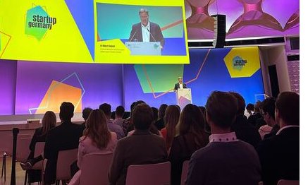 "Mehr Geld, weniger Bürokratie, mehr Unicorns!"
Wir waren auf dem Start Up Summit in Berlin, wo Bundeswirtschaftsminister Robert Habeck mit diesen Worten den Start-up-Summit 2024 eröffnete.
Deutschland muss weiter am Ball bleiben, um im globalen Startup-Rennen vorne mitzumischen.