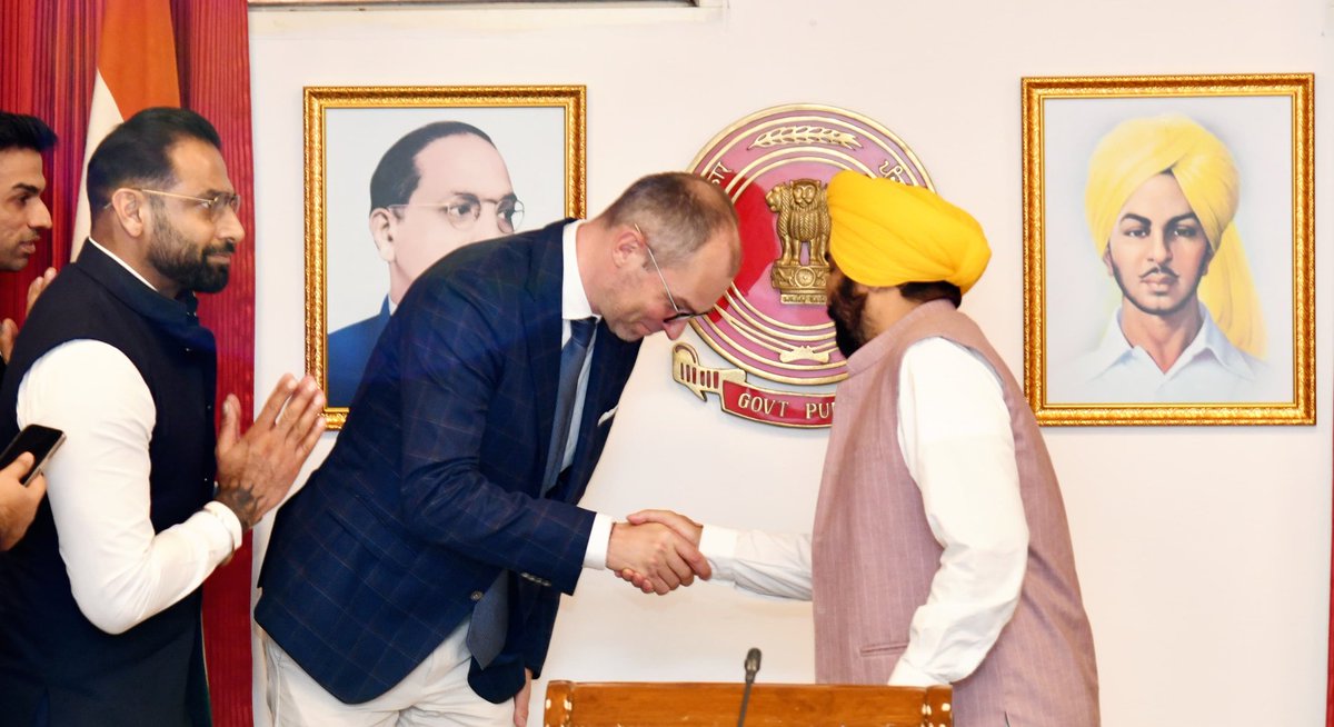 BhagwantMann's tweet photo. ਅੱਜ ਨਾਮੀ ਕੰਪਨੀ BMW ਗੱਡੀਆਂ ਦੇ ਪਾਰਟਸ ਬਣਾਉਣ ਦੇ ਨਿਵੇਸ਼ ਨੂੰ ਲੈਕੇ ਅਫ਼ਸਰਾਂ ਨਾਲ ਮੁਲਾਕਾਤ ਹੋਈ ਤੇ ਪੰਜਾਬ 'ਚ ਨਿਵੇਸ਼ ਨੂੰ ਲੈਕੇ ਵਿਸਥਾਰ ਸਹਿਤ ਚਰਚਾ ਹੋਈ...ਪੰਜਾਬ ਦੇ ਮੰਡੀ ਗੋਬਿੰਦਗੜ੍ਹ ਵਿਖੇ BMW ਦੇ ਪਾਰਟਸ ਬਣਾਉਣ ਦਾ ਇੱਕ ਪਲਾਂਟ ਲਗਾਉਣ ਦਾ ਫੈਸਲਾ ਹੋਇਆ...ਜਿੱਥੇ ਸੈਂਕੜੇ ਕਰੋੜ ਦਾ ਨਿਵੇਸ਼ ਹੋਵੇਗਾ ਤੇ ਹਜ਼ਾਰਾਂ ਨੌਜਵਾਨਾਂ ਨੂੰ ਰੋਜ਼ਗਾਰ ਵੀ ਮਿਲੇਗਾ...ਮੈਂ ਅਗਲੇ ਮਹੀਨੇ ਇਸਦੀ ਸ਼ੁਰੂਆਤ ਕਰਨ ਜਾਵਾਂਗਾ... 

ਪੰਜਾਬ ਦੀ ਨਿਵੇਸ਼ ਪੱਖੀ ਨੀਤੀਆਂ ਦੀ ਇਹਨਾਂ ਨੇ ਸ਼ਲਾਘਾ ਕੀਤੀ...ਅਸੀਂ ਆਪਣੇ ਰੰਗਲੇ ਪੰਜਾਬ ਦੇ ਮਿਸ਼ਨ ਵੱਲ ਲਗਾਤਾਰ ਵਧ ਰਹੇ ਹਾਂ...