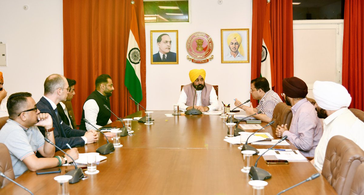 BhagwantMann's tweet photo. ਅੱਜ ਨਾਮੀ ਕੰਪਨੀ BMW ਗੱਡੀਆਂ ਦੇ ਪਾਰਟਸ ਬਣਾਉਣ ਦੇ ਨਿਵੇਸ਼ ਨੂੰ ਲੈਕੇ ਅਫ਼ਸਰਾਂ ਨਾਲ ਮੁਲਾਕਾਤ ਹੋਈ ਤੇ ਪੰਜਾਬ 'ਚ ਨਿਵੇਸ਼ ਨੂੰ ਲੈਕੇ ਵਿਸਥਾਰ ਸਹਿਤ ਚਰਚਾ ਹੋਈ...ਪੰਜਾਬ ਦੇ ਮੰਡੀ ਗੋਬਿੰਦਗੜ੍ਹ ਵਿਖੇ BMW ਦੇ ਪਾਰਟਸ ਬਣਾਉਣ ਦਾ ਇੱਕ ਪਲਾਂਟ ਲਗਾਉਣ ਦਾ ਫੈਸਲਾ ਹੋਇਆ...ਜਿੱਥੇ ਸੈਂਕੜੇ ਕਰੋੜ ਦਾ ਨਿਵੇਸ਼ ਹੋਵੇਗਾ ਤੇ ਹਜ਼ਾਰਾਂ ਨੌਜਵਾਨਾਂ ਨੂੰ ਰੋਜ਼ਗਾਰ ਵੀ ਮਿਲੇਗਾ...ਮੈਂ ਅਗਲੇ ਮਹੀਨੇ ਇਸਦੀ ਸ਼ੁਰੂਆਤ ਕਰਨ ਜਾਵਾਂਗਾ... 

ਪੰਜਾਬ ਦੀ ਨਿਵੇਸ਼ ਪੱਖੀ ਨੀਤੀਆਂ ਦੀ ਇਹਨਾਂ ਨੇ ਸ਼ਲਾਘਾ ਕੀਤੀ...ਅਸੀਂ ਆਪਣੇ ਰੰਗਲੇ ਪੰਜਾਬ ਦੇ ਮਿਸ਼ਨ ਵੱਲ ਲਗਾਤਾਰ ਵਧ ਰਹੇ ਹਾਂ...