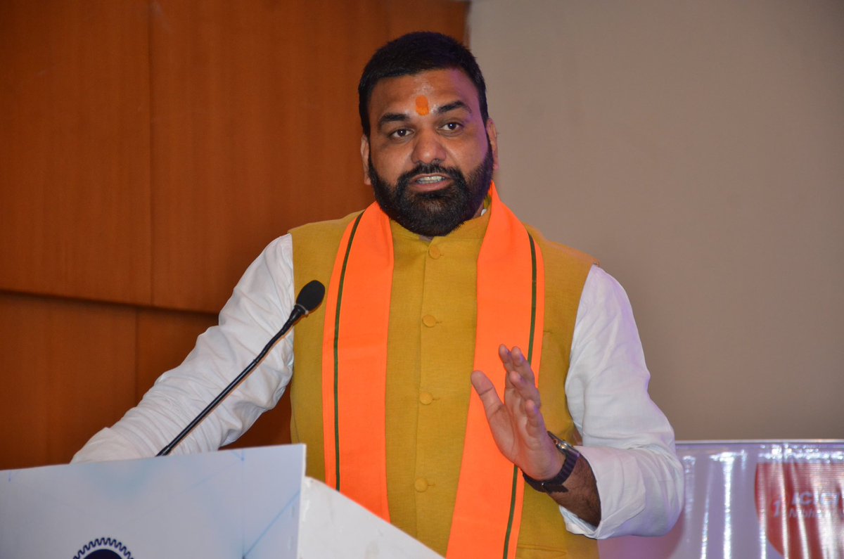 samrat4bjp's tweet photo. पटना में "इंडियन चैम्बर ऑफ कॉमर्स" द्वारा आयोजित ICC Insurance Conclave-2024 में व्यापारियों और उद्योगपतियों के साथ खुली परिचर्चा में संवाद किया।

बिहार में उद्योग के अवसर अपार हो, इसके लिए हम प्रतिबद्ध हैं।

#IndustryInBihar 
#TransformingBihar https://t.co/UGmjSBKrzt