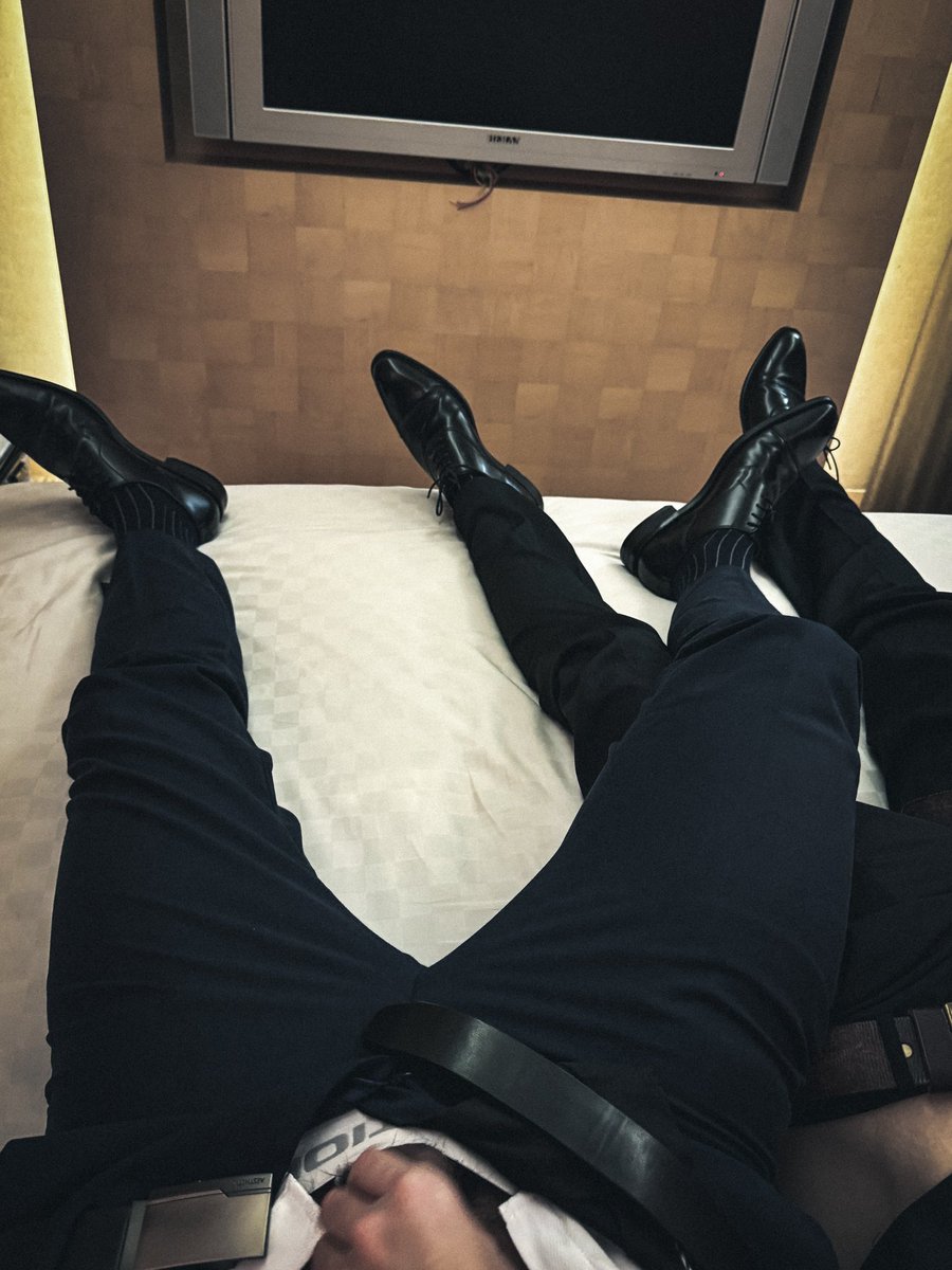 不安份的手🫣

是說
高雄西裝男在哪

蓋個西裝樓？

#suit #kaohsiung #sucks