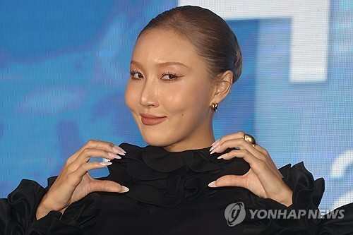 kvibe_yonhap's tweet photo. Hwasa: 'Sometimes Being Honest Is Stressful... But My Happiness Comes First'

#화사 #미니2집 #O #HWASAxO #HwasaComebackToday #Hwasa #MAMAMOO @RBW_MAMAMOO @HwasasawH  

https://t.co/wSsCzdhKs9 https://t.co/Q0xsUkEyC3