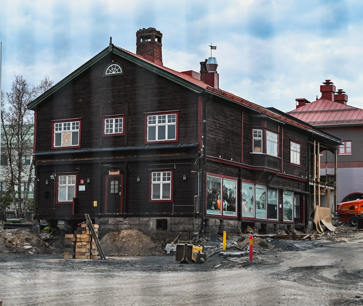 Snart flyttar Landströmshuset men inte hela för den bortre delen är en nyare  tillbyggnad som inte går att flytta.