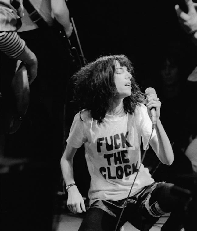 Fx37738008's tweet photo. #BlankGeneration ☰ No Wave ▒ No Future
(1977) Suicide💿Suicide
#WayneCounty #PattiSmith Group @ CBGB
(1978) Wayne County & #TheElectricChairs ⚡️
💿Storm The Gates Of Heaven
N.B:
⚡️#BigElectricChair (1967) #AndyWarhol #PopArt https://t.co/eNHH6BaNUH