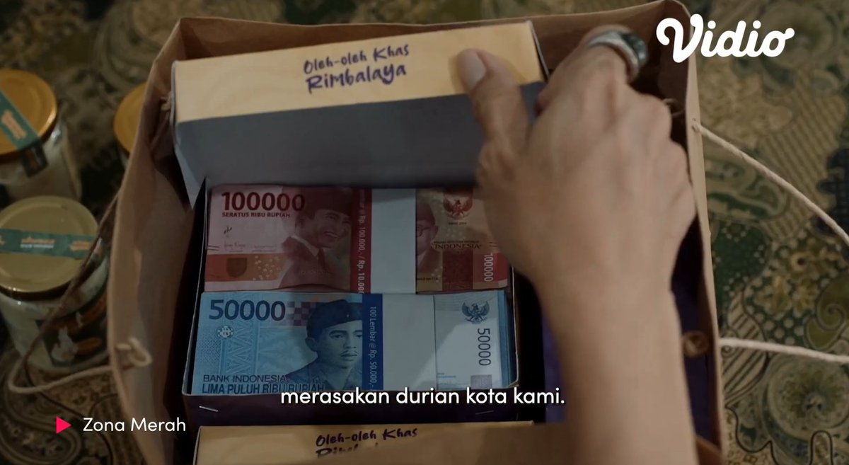 Teaser trailer ZONA MERAH udah rilis!

Series Zombie pertama di Indonesia. Sutradaranya, Sidharta Tata bilang ini "Mayit Hidup" biar lebih Indonesia. Kabarnya ada hampir 4.000 ekstras penari yg terlibat.

Selain per-zombie-an, bakal kental perpolitikan juga nih. Videonya 👇🏻