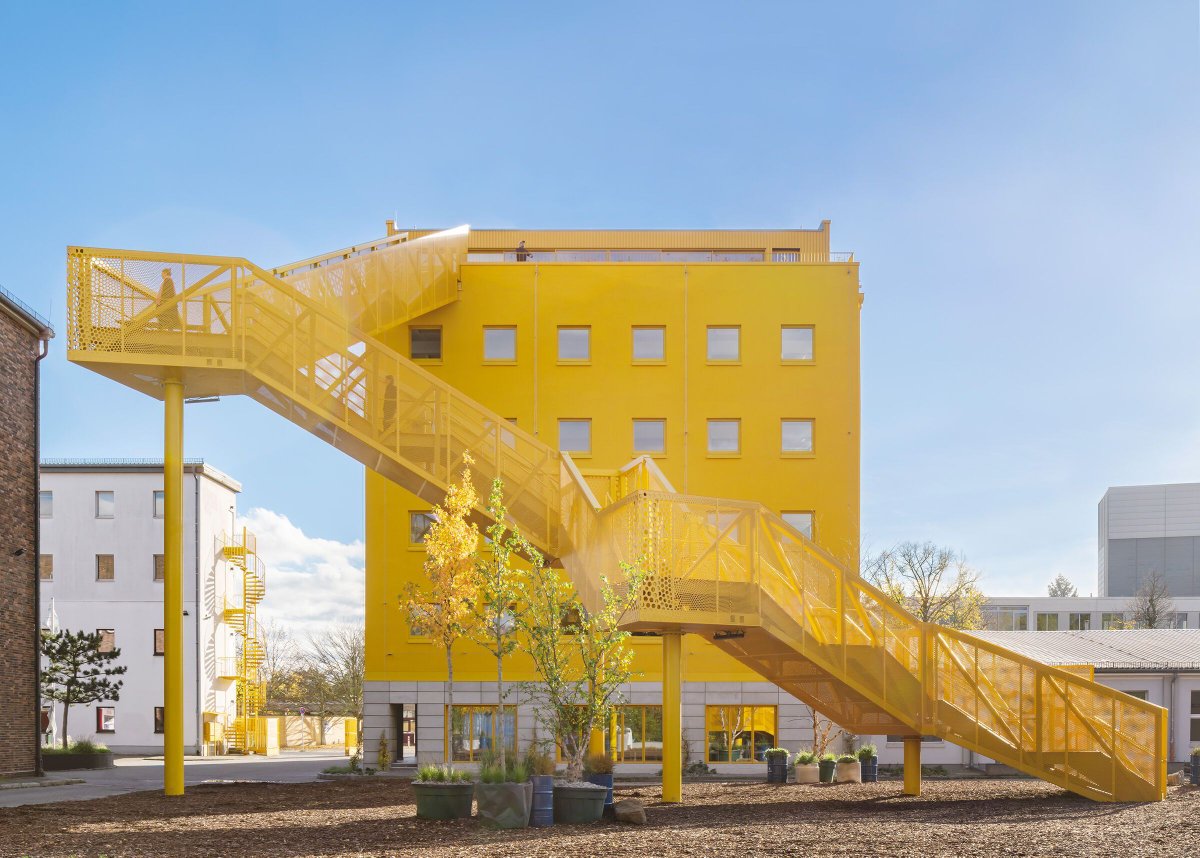 Archello's tweet photo. The transformation of Haus1 at Impact Campus Berlin by MVRDV incorporates Solarlux’s CERO III sliding windows and Ecoline bi-folding doors for seamless indoor-outdoor transitions.
https://t.co/h3WPfcMzUE
#SustainableArchitecture #CollaborativeDesign #WorkplaceWellbeing https://t.co/2HOTmEgx92