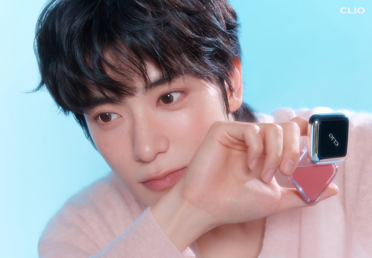 소년미 넘치는 NCT 재현’𝐬 𝐄𝐬𝐬𝐞𝐧𝐭𝐢𝐚𝐥 ☁︎

클리오의 단델리온 🌼
너는 왜 ~ 덩그러니 길가에 🎶

맑고 부드러운 발색의 로즈 브라운 아이섀도우를
옅게 사용한 아이메이크업과

부드럽게 사르르 녹아드는 밤 타입 립치크 탭으로
장미빛 뺨과 립을 연출했어요 !

JAEHYUN’s Essential 〰️